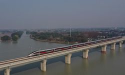 Demir yolu köprüsü çöktü: 5 ölü