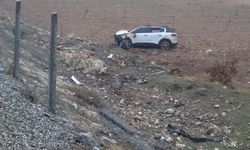 Gercüş'te otomobil şarampole yuvarlandı