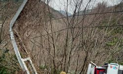 Kastamonu'da saman yüklü kamyon devrildi