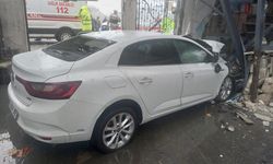 Otomobil lokantaya girdi!