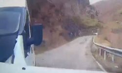 Servis minibüsünün otomobille çarpıştığı kaza kamerada