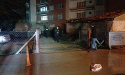 Sokak ortasında bacaklarından vuruldular!