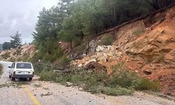 Muğla’da heyelan: Taş ve kayalar yola düştü!