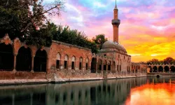 Peygamberler Şehri Şanlıurfa'da Manevi İklim: Camiler Dolup Taşıyor