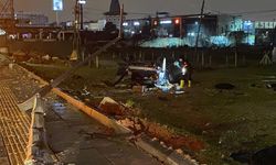 Ankara'da otomobil, bariyerlere ve direğe çarpıp takla attı