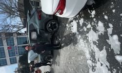 Avcılar’da Kavşakta Kaza: Otomobil Trafik Işıklarına Çarptı