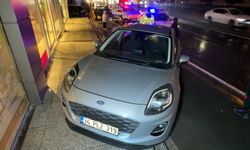 Avcılar'da otomobil kaldırımdaki çocuğa çarptı