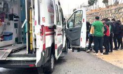 Batman-Mardin Yolunda Refüje Çarpan Araç Alev Aldı: 2 Yaralı