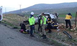 Batman'da otomobil yol kenarına yuvarlandı