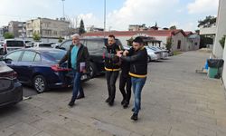 İş yerinin vitrinindeki cep telefonunu çaldı