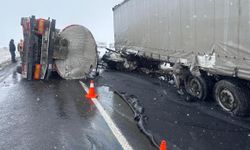 Kars’ta Zincirleme Kaza: Devrilen Zift Tankerine TIR Çarptı