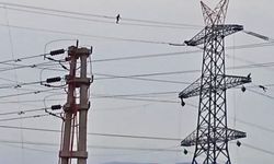 Metrelerce Yüksekte Tehlikeli Mesai: Elektrik İşçileri İp Cambazlarını Aratmadı