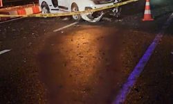 Niğde'de Hafif Ticari Araç Elektrik Direğine Çarptı