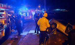 Otomobil bariyerlere çarptı: 2 kişi yaralandı