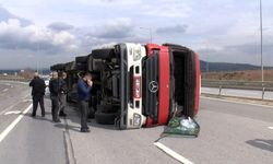Tuzla'da virajı alamayan TIR devrildi