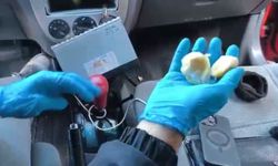 Uyuşturucuyu teybin arka bölümüne gizlemişler