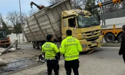 Diyarbakır’da Korkutan Kaza: TIR Otomobilin Üzerine Devrildi
