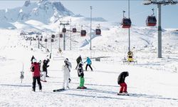 Erciyes’te Kar Motoru Keyfi: Ziyaretçiler Dağı Keşfe Çıkıyor