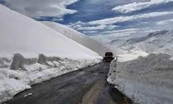 Uludere’de Çığ Ulaşımı Kesti