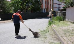 Temizlik işçisinden örnek davranış: Markete ayakkabılarını çıkararak girdi