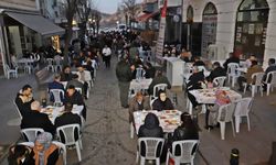 Lüks Otellerde Değil, Sokakta İftar Sofrası