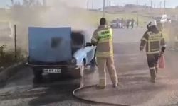 Alev alan otomobiline müdahale etti, yaralandı