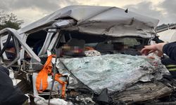 Antalya'da minibüs ve TIR çarpıştı: Çok sayıda ölü var