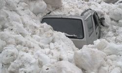 Aracın üzerine çığ düştü