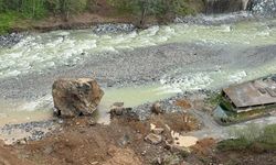 Ardeşen’de Heyelan: Dev Kaya Dereye Yuvarlandı