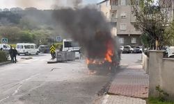 Ataşehir'de hafif ticari araç alev alev yandı