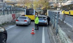 Beyoğlu'nda araç kaldırıma çarparak yan yattı