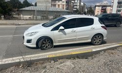 Otomobil Sima Nur'a çarptı!