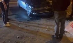 Otomobilin yük trenine çarptı