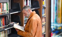 71 yaşında kütüphanenin en sadık okuru: Gençlere ilham oluyor