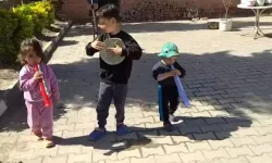 Amasya’da Miniklerin Köy Sokaklarındaki Müzik Eğlencesi Gülümsetti