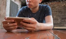 15 Yaş Altına Sosyal Medya Yasağı Yasalaştı: Uzmanlardan Kritik Uyarılar