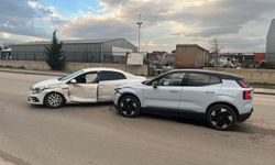 Ankara’da İki Otomobil Çarpıştı!