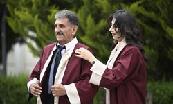 Ankara’da Duygulandıran Mezuniyet: Baba ve Kız Aynı Sırada
