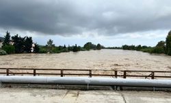 Asri Nehri taştı, sağanakta köprü ve yollar ile bir ev çöktü