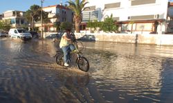 Balıkesir'de deniz taştı, yollar göle döndü
