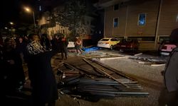 Bartın'da şiddetli rüzgar çatıyı uçurdu