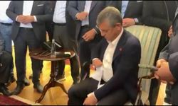 CHP Genel Merkezi’nde Dikkat Çeken Anlar: Özgür Özel Tebligatı Yırttı