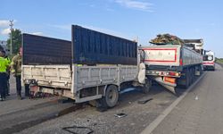Kamyonet ile TIR çarpıştı