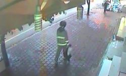 Kasklı hırsız cep telefonu bayisini soydu