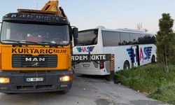 Konya'da feci kaza: TIR'a çarptı: 1 ölü, 8 yaralı