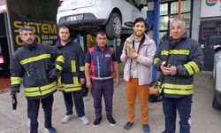 Otomobilin motor bölümüne girdi