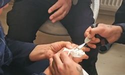 Parmağına yüzük sıkıştı