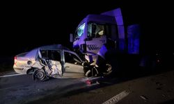 TIR ile otomobil çarpıştı, 2 ölü!