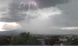 Tokat'ta peş peşe düşen yıldırımlar kameraya yansıdı