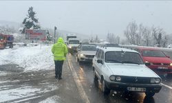 Bolu’da kar yolu kapattı: Devrilen ağaçlar sürücüleri mahsur bıraktı